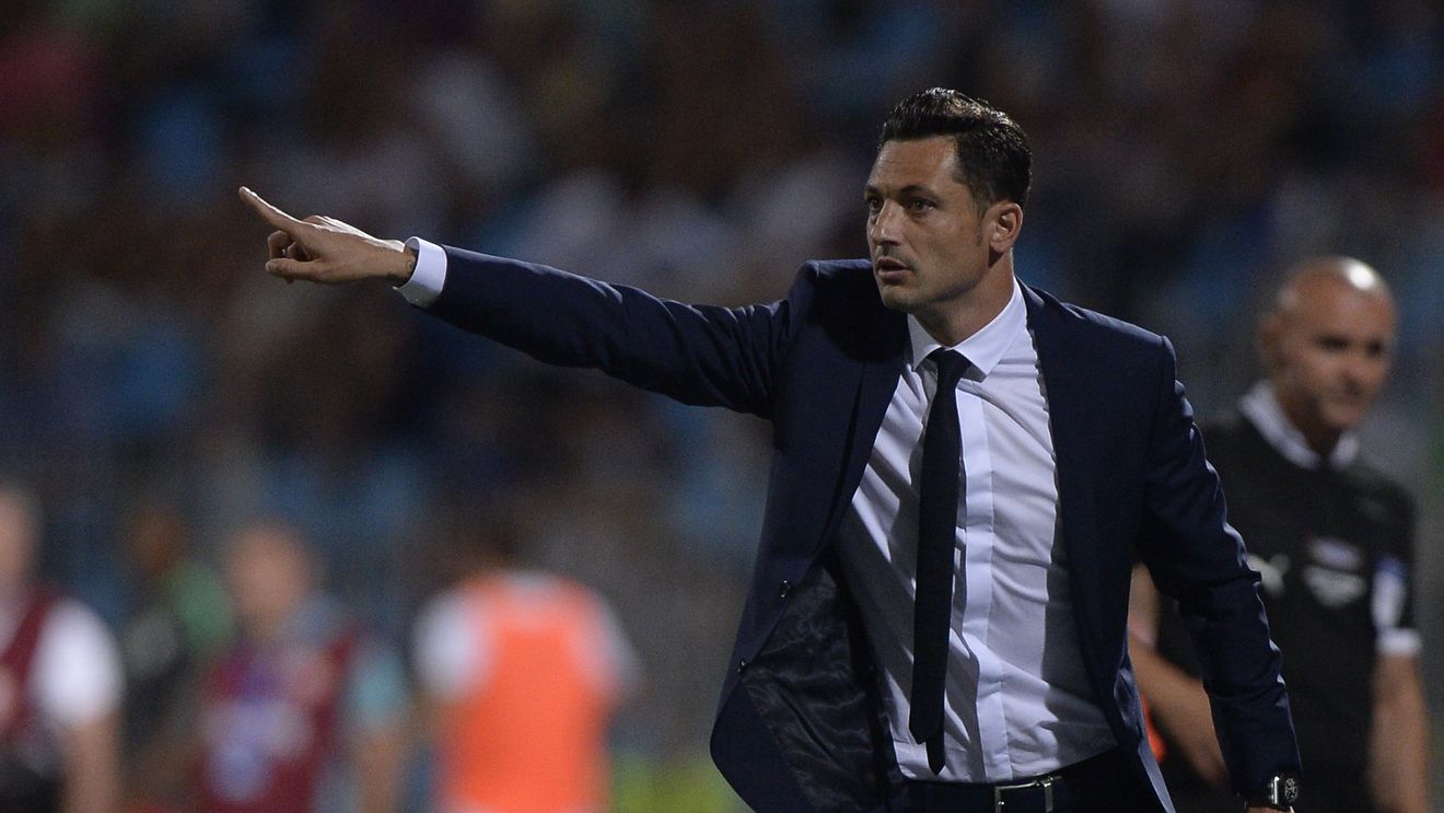 
Rădoi admite că Steaua e într-o situație grea: "Cu atitudinea de azi, e greu să te califici cu Trencin". Cum a comentat ratarea transferului lui Teixeira și ce spune despre jucătorii campioanei