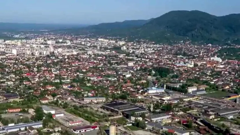 Orașul din România cu aur pe străzi. Oriunde pășești, sigur găsești o cantitate...Nu este singurul din ţară