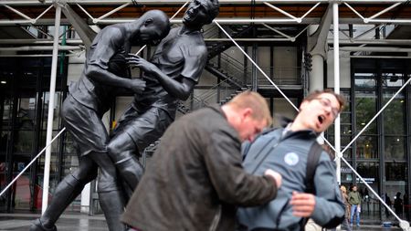 Statuia "Cap în piept" părăsește Franța! Unde ajunge controversata operă de artă considerată ofensatoare pentru Zidane