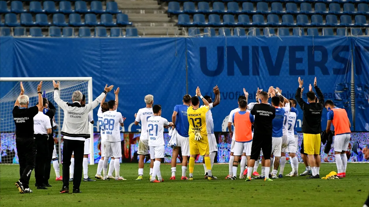 Moment emoționant la finalul partidei de la Craiova. Jucătorii olteni au cântat imnul echipei în fața unei peluze goale, în semn de respect pentru fanii din Bănie