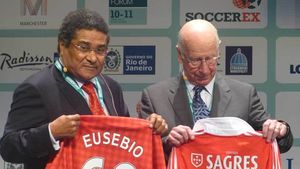 Bobby Charlton: "Sunt mândru că am fost adversar și prieten cu Eusebio"