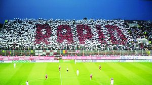 Mesajul fanilor giuleșteni pentru Răzvan Lucescu:** "Cu noi bați Bosnia și scapi de șacali"