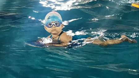 O fetița de 1 an, 9 luni şi 10 zile a înotat 100 de metri în bazin şi a stabilit un nou record