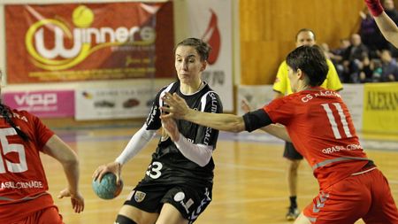 Situație bizară la o partidă de handbal din Liga Națională, jucată la Cluj. Unul dintre arbitri a acuzat o criză de sciatică, echipele și-au dat acordul pentru un joc în condiții speciale