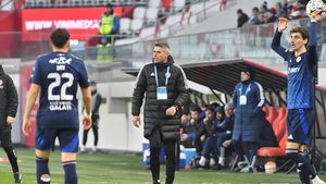 Valentin Suciu, generos cu fotbaliştii săi, după victoria cu Oțelul