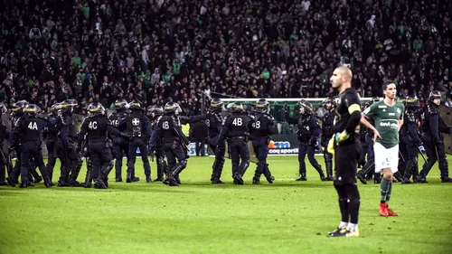 VIDEO | Incidente incredibile în meciul Saint-Etienne - Lyon! Fekir i-a înnebunit pe fanii gazdelor: le-a arătat tricoul, în stil Messi, după ce a înscris