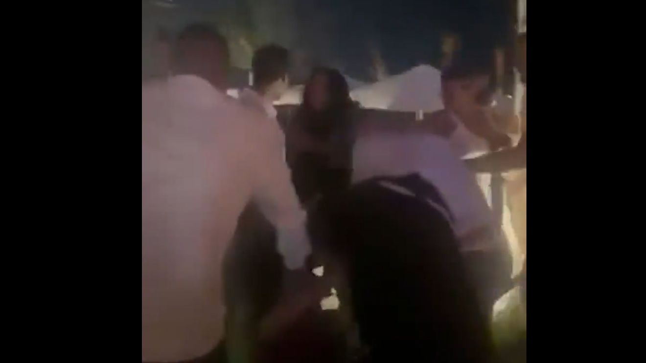 S-a prăbușit după ce nevestele lui s-au luat la bătaie și s-au păruit la restaurant! Imediat, a divorțat de una dintre ele