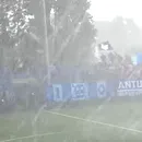 Suporterii, la bustul gol în timpul furtunii! Grindina a întrerupt un meci de baraj și a golit stadionul. Doar câțiva curajoși au rămas pe poziții | FOTO