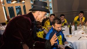 Surpriză pentru tricolori! VIDEO | Spectacol de iluzionism în cantonamentul naționalei. "Magicianul" Sânmărtean, neimpresionat :)