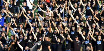 Război în Bănie: fanii lui FC U Craiova au aruncat cu scaune și meciul cu Hermannstadt a fost întrerupt la scorul de 1-3