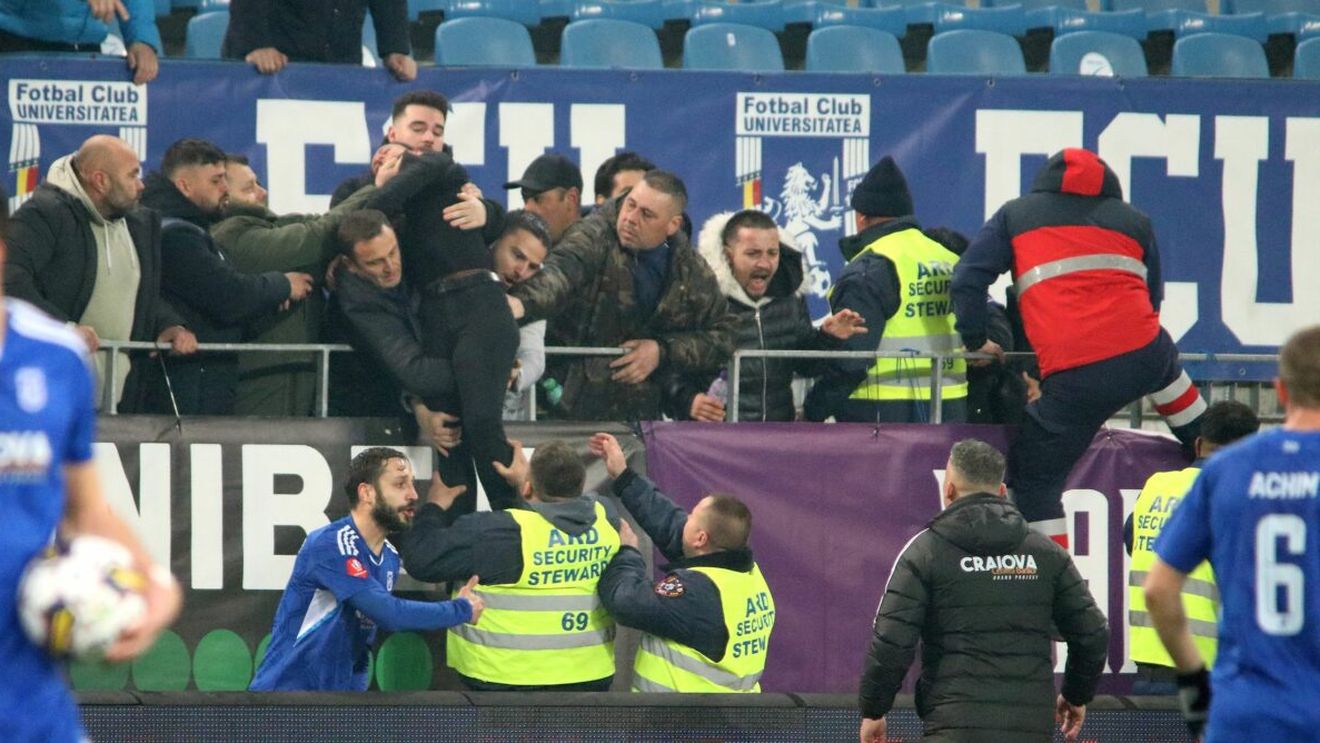 Cum se apără Jandarmeria după ce o persoană a leșinat din cauza gazului lacrimogen la meciul FC U Craiova - CS Mioveni