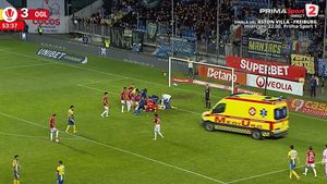 Clipe de groază în ultima etapă din Superliga. S-a ciocnit violent cu un adversar și a fost dus de urgență la spital!