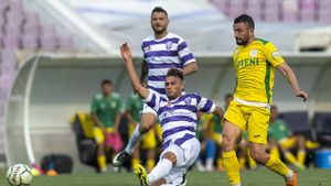 Golgheterul Mioveniului îl are idol pe Hagi, s-a apucat de fotbal pentru că aşa făceau toţi colegii de la şcoală şi speră să revină din vară în Liga 1: ”Promovarea se va juca până în ultima etapă”
