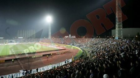 FOTO EMOȚIONANT!** 22.000 de suporteri ai Universității Craiova au aprins câte o lumânare pentru Adrian Păunescu!