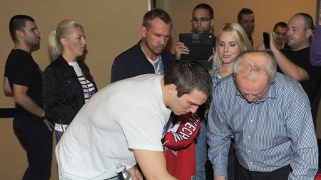 El e cel mai iubit rus din SUA. I-au făcut o statuie specială la doar 40 de ani