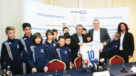 "Veniți la fotbal!"** "Regele" promovează Cupa Hagi Danone