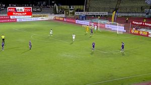 Iasmin Latovlevici, gafă uriașă la Pitești după un „assist” de zile mari! Cum „a îngropat-o” pe FC Argeș la golul marcat de FC U Craiova în Superligă | VIDEO