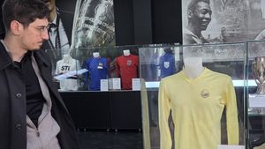 Reacția nepotului Matei Lucescu după ce a văzut tricourile primite de Mircea Lucescu de la Messi şi Pele: „E prima oară când le văd pe toate”