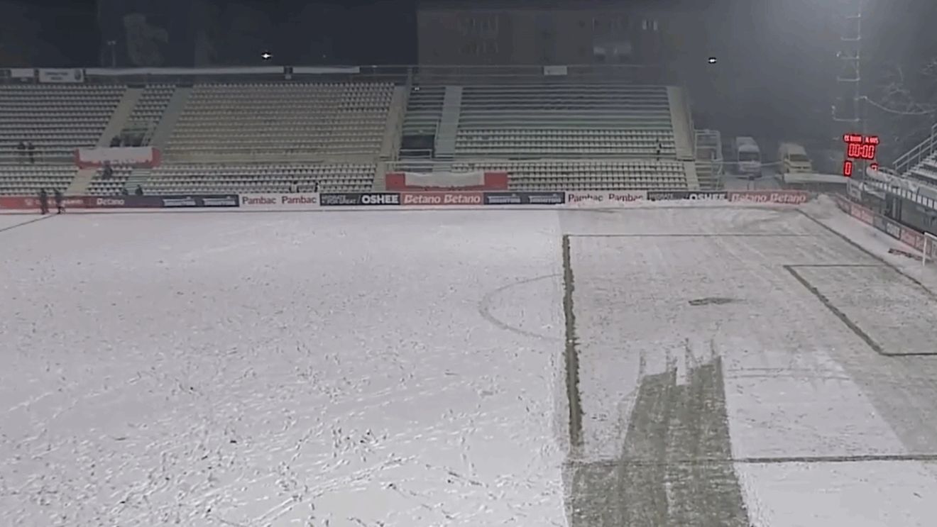 Se întâmplă în România! Imagini uluitoare: zăpadă uriașă pe teren la meciul din Cupa României!