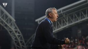 La nici 2 săptămâni după o nouă operație pe inimă, Mircea Rednic a oferit faza etapei în Superliga! Sprint ca în vremurile de glorie pentru antrenorul de la UTA: „A scârțâit ceva la proteză”. VIDEO