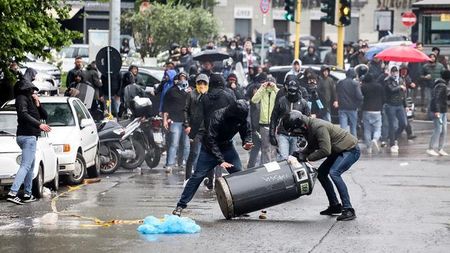 A fost măcel înaintea finalei Cupei Italiei! Suporterii s-au bătut cu forțele de ordine, mașinile poliției au fost incediate. FOTO & VIDEO