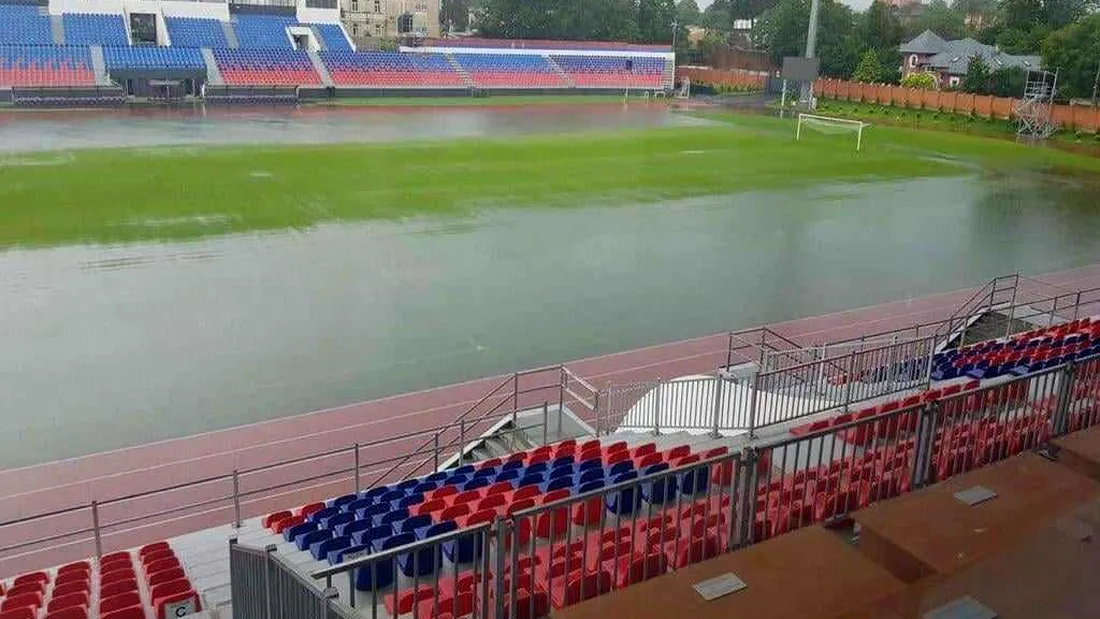 Potop la Târgoviște! Chindia s-a antrenat pe holurile Stadionului ”Eugen Popescu” din cauza condițiilor meteo
