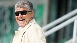 Ando** dă târcoale lui Dinamo