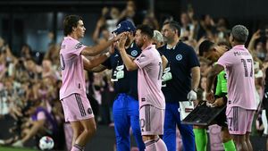 Ce nebunie! Doar Messi putea face așa ceva: unul dintre cei mai înrăiți fani ai lui Cristiano Ronaldo, gest viral după golul extraterestru marcat de argentinian la debut! Ce a făcut cu tricoul portughezului | VIDEO