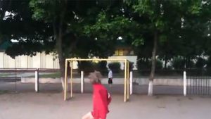 VIDEO AMUZANT** Un puști cu tehnica lui Messi și șutul lui Sneijder nimerește în cap o bătrânică