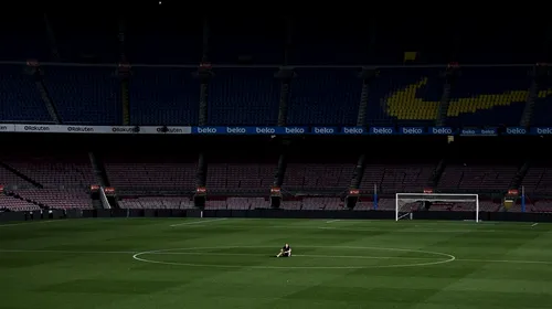 FOTO | Iniesta a rămas singur pe Camp Nou în toiul nopții și a rememorat cei 22 de ani petrecuți la club. Discursul mijlocașului de legendă, la ultimul meci pentru Barcelona: „O să vă port în inimă pentru totdeauna”