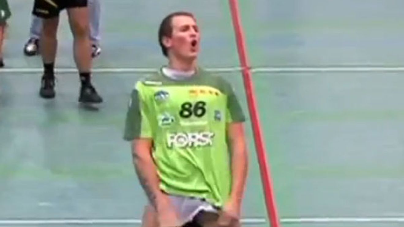 Și-a dat pantalonii jos pe teren! VIDEO A luat foc după ce a fost "sărutat" de un adversar