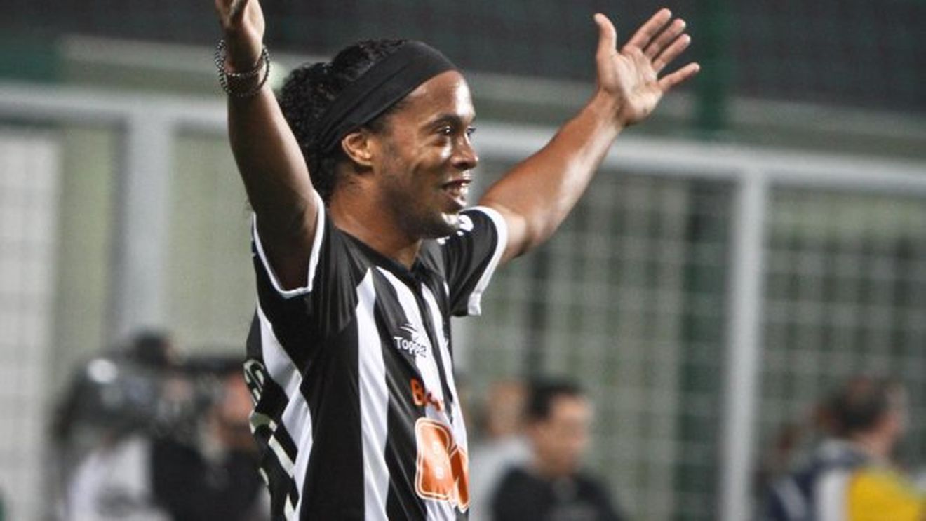 "Dințosul" s-a  întors! Gol fabulos al lui Ronaldinho într-un meci demonstrativ. VIDEO
