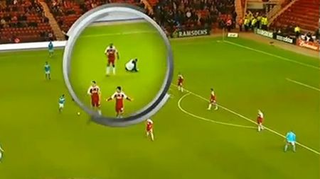 VIDEO Englezii adoră un tackling bun!** Un huligan a încercat să ia un fotbalist pe sus în timpul unui meci din FA Cup