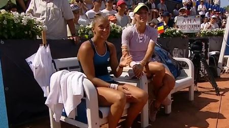 Imagine savuroasă după ce Ana Bogdan a triumfat la Iași! Ce au făcut românca și adversara ei în timp ce primarul vorbea la festivitatea de premiere: „Femeile vor salva lumea!" FOTO