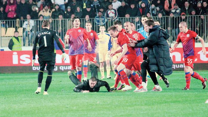 Golănia de la Petrolul - Steaua a fost PREMEDITATĂ‚!** Agresorul lui Galamaz l-a anunțat pe Răchită înaintea meciului de intențiile sale! Câți ani de înschisoare riscă