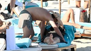 Cristi Chivu și Adelina Chivu, iubire pe plaja din Mykonos! Imaginile anului cu antrenorul lui Inter și frumoasa lui soție: se sărută pe șezlong!