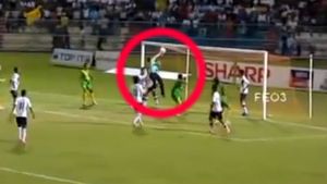 Ce a făcut acest portar nu ai văzut NICIODATĂ‚ pe un teren de fotbal.** VIDEO FABULOS: echipa lui ataca, el încerca să "rezolve" singur meciul