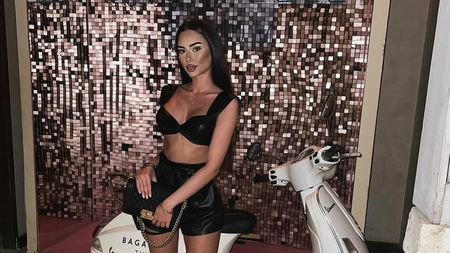 Bomba sexy care s-a iubit cu fiul lui Cristi Borcea continuă să facă ravagii cu imaginile provocatoare cu ea! S-a pozat într-o rochie cu un decolteu generos: „Roșu, ca un Ferrari”. GALERIE FOTO