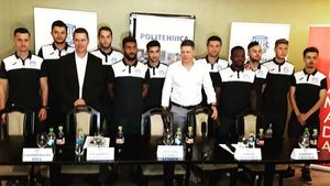 Politehnica Iași și-a prezentat noile achiziții într-o conferință ieșită din tipare. Latura financiară, punct sensibil pentru echipa lui Horia Sabo. Obiectivul pentru Stoican și Selymes