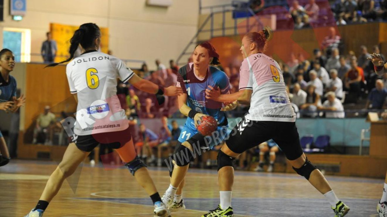 CSM București a preluat comanda în handbalul feminin, după ce a stabilit scorul campionatului cu "U" Cluj. HCM Baia Mare nu are de ce să doarmă liniștită
