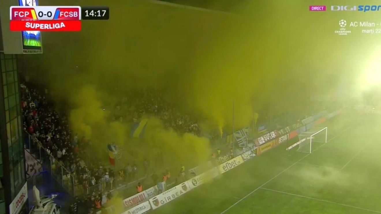 Meciul dintre Petrolul Ploiești și FCSB a fost întrerupt! Suporterii prahoveni rugați „să se comporte civilizat” după ce au aruncat materiale pirotehnice pe teren