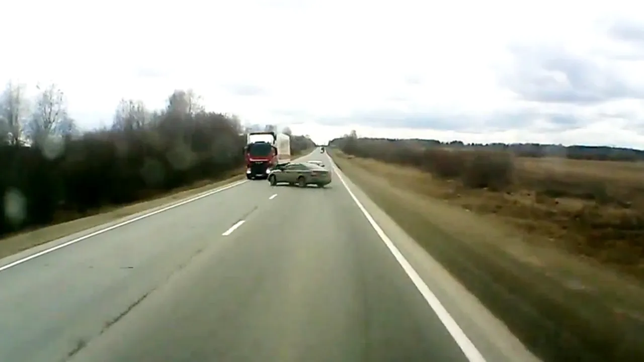 VIDEO Accident teribil în Rusia! A pierdut controlul mașinii chiar în fața unui camion