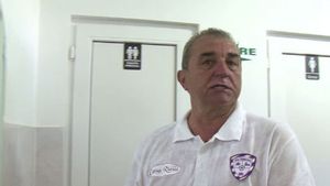 IMAGINI UNICE! :) Ionuț Popa și-a ras mustața după ce a reușit să o mențină pe ACS Poli în Liga 1: "Sunt eu, Popa, dacă nu mă recunoașteți!" Ce a declarat