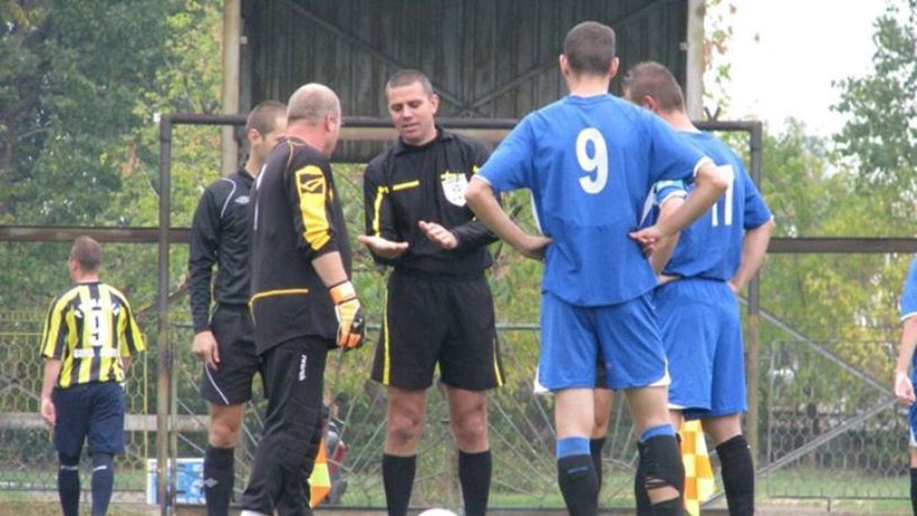 Un arbitru român, exclus din activitate după o gafă uriașă! Ce a uitat să treacă în raportul de joc