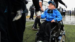 Antrenorul din scaun cu rotile. Gest superb făcut de o mare echipă. I-au îndeplinit visul unui puști cu o boală incurabilă și l-au făcut să exclame: "Nimic nu e imposibil. Uitați-vă la mine!"