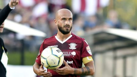 Show pirotehnic în fața casei lui Ionuț Voicu! Ultrașii Rapidului i-au făcut o surpriză căpitanului giuleștean care azi s-a retras din cariera de fotbalist! | EXCLUSIV