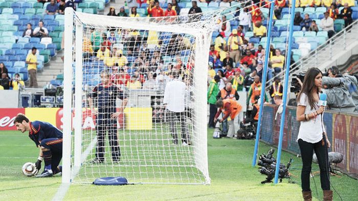 La ce i-o fi stat mintea! Casillas, "marcat" de iubită, în timpul meciului