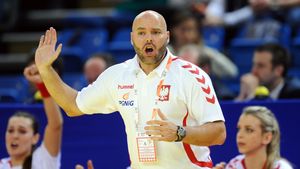 Kim, nu Krim! Cum a revoluționat antrenorul echipei CSM București handbalul polonez, deși la început era catalogat "fiul lui tata". Kim Rasmussen, personajul principal al partidei CSM București - MKS Lublin din Liga Campionilor