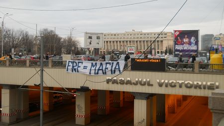 Fanii continuă protestele la adresa lui Sandu!** FOTO Mesajele care au împânzit Bucureștiul