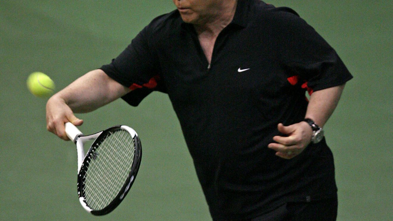 VIDEO | Sir Elton John a căzut cu scaunul în timpul un meci de tenis. "Am râs toată noaptea după ce am văzut filmulețul"